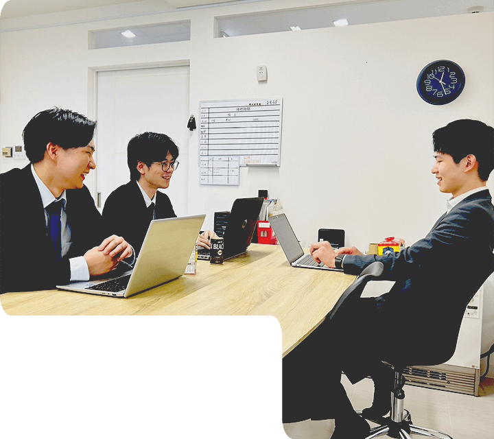 株式会社フォーユーの社員3名が打ち合わせをしているところ