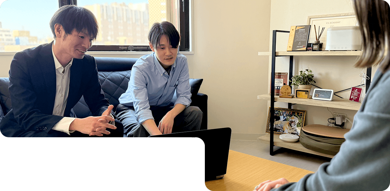 株式会社フォーユーのスタッフが笑顔でミーティングをしている様子