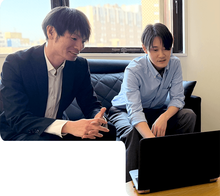 株式会社フォーユーのスタッフが笑顔でミーティングをしている様子