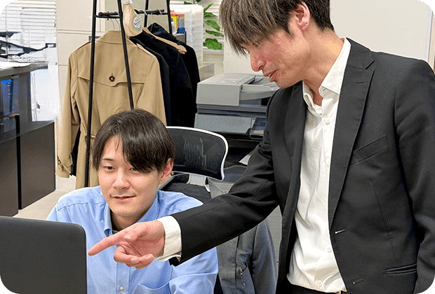 「ほゴリラ FOR YOU」のロゴの前で笑顔でポーズをとるスタッフ全員の集合写真